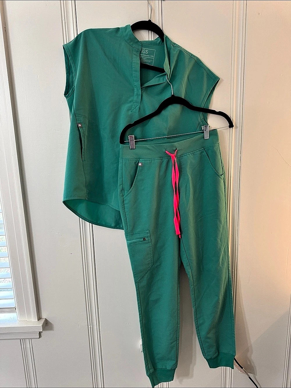 FIGS Technical Collection Scrub Set (Rafaela Top & Zamora Jogger Pants) Scrub